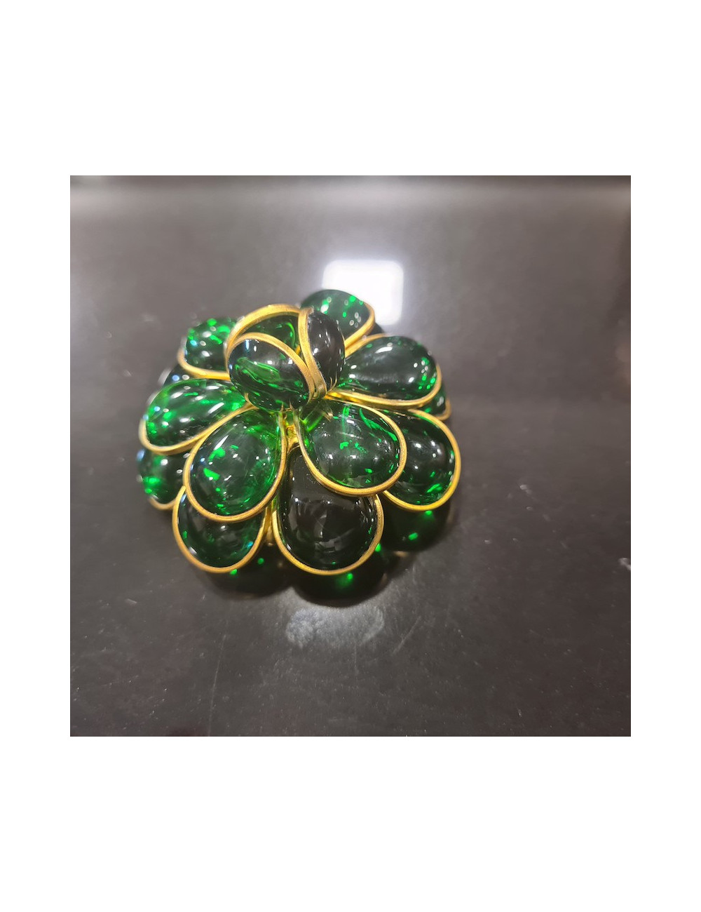 Broche camelia CHANEL vintage en pâte de verre noire