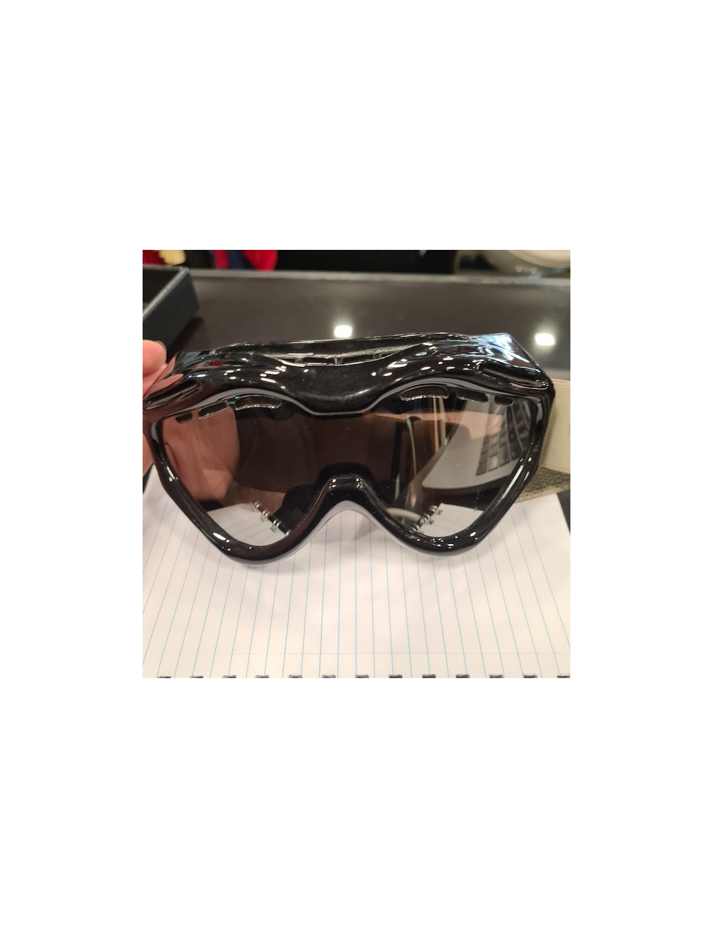 Masque CHANEL déco magasin ABIME