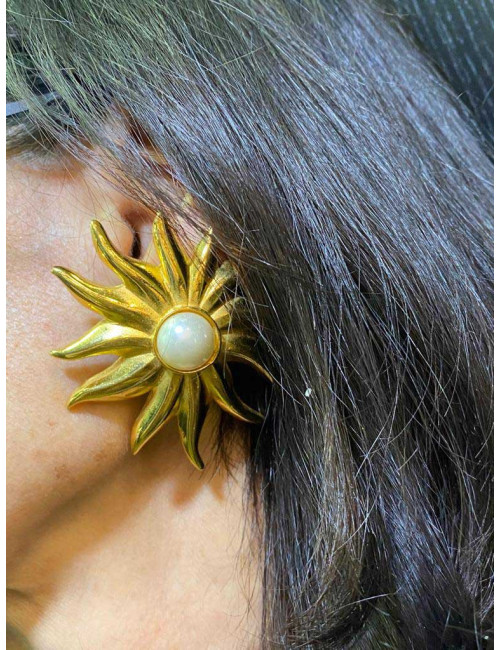 Clips d'oreille CHANEL soleil et perles nacrées