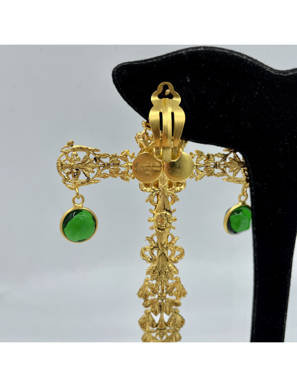 Clous croix pendants MARGUERITE DE VALOIS saphir emeraude