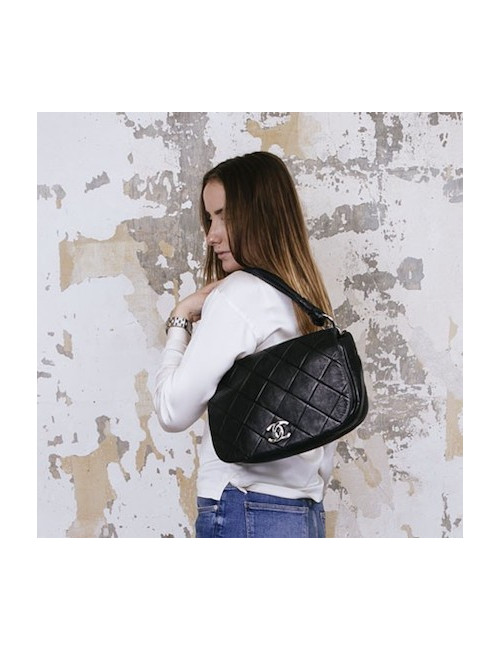 CHANEL flap bag in black quilted lambskin leather