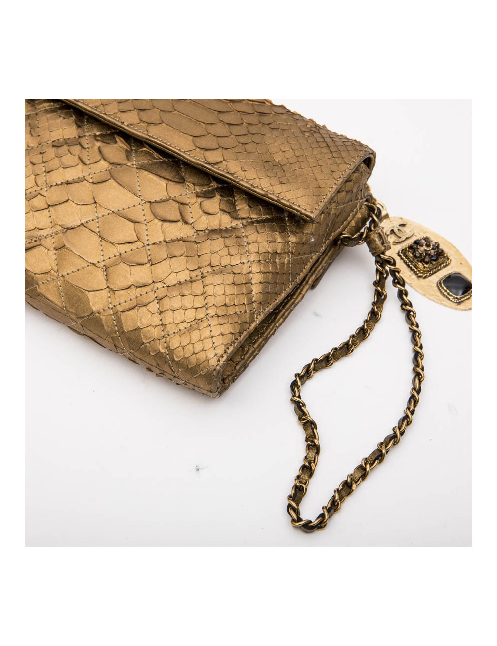 Pochette CHANEL en python or mat