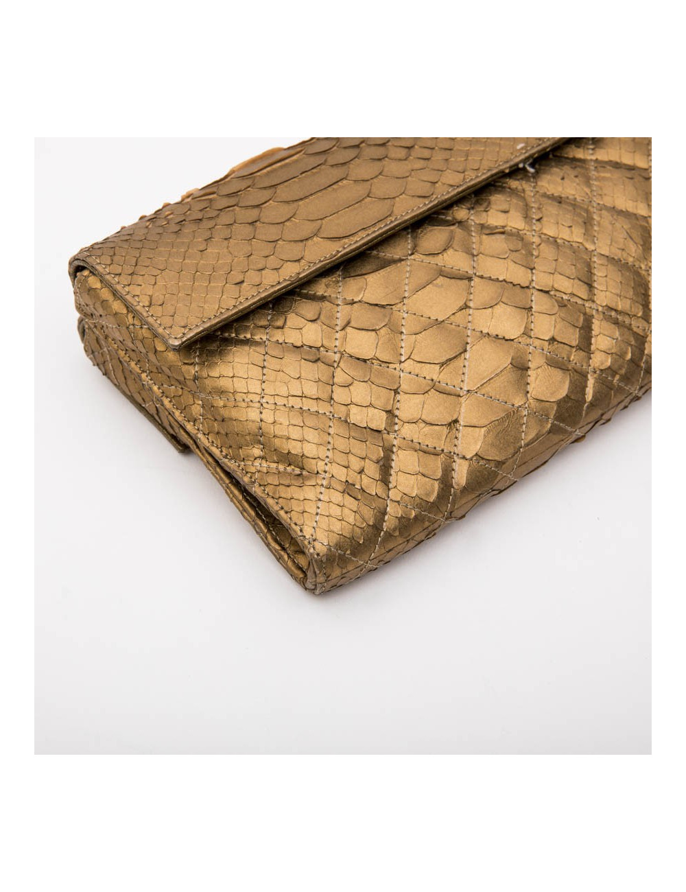 Pochette CHANEL en python or mat