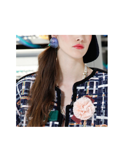 Broche demi-lune CHANEL bleue