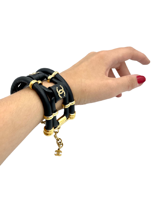 CHANEL Bracelet in Black Leather and Gilt Metal