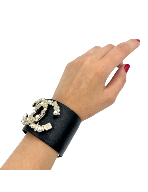 Manchette en cuir CHANEL avec un CC métal et perles