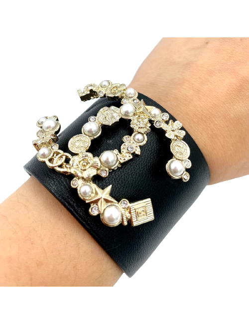 Manchette en cuir CHANEL avec un CC métal et perles