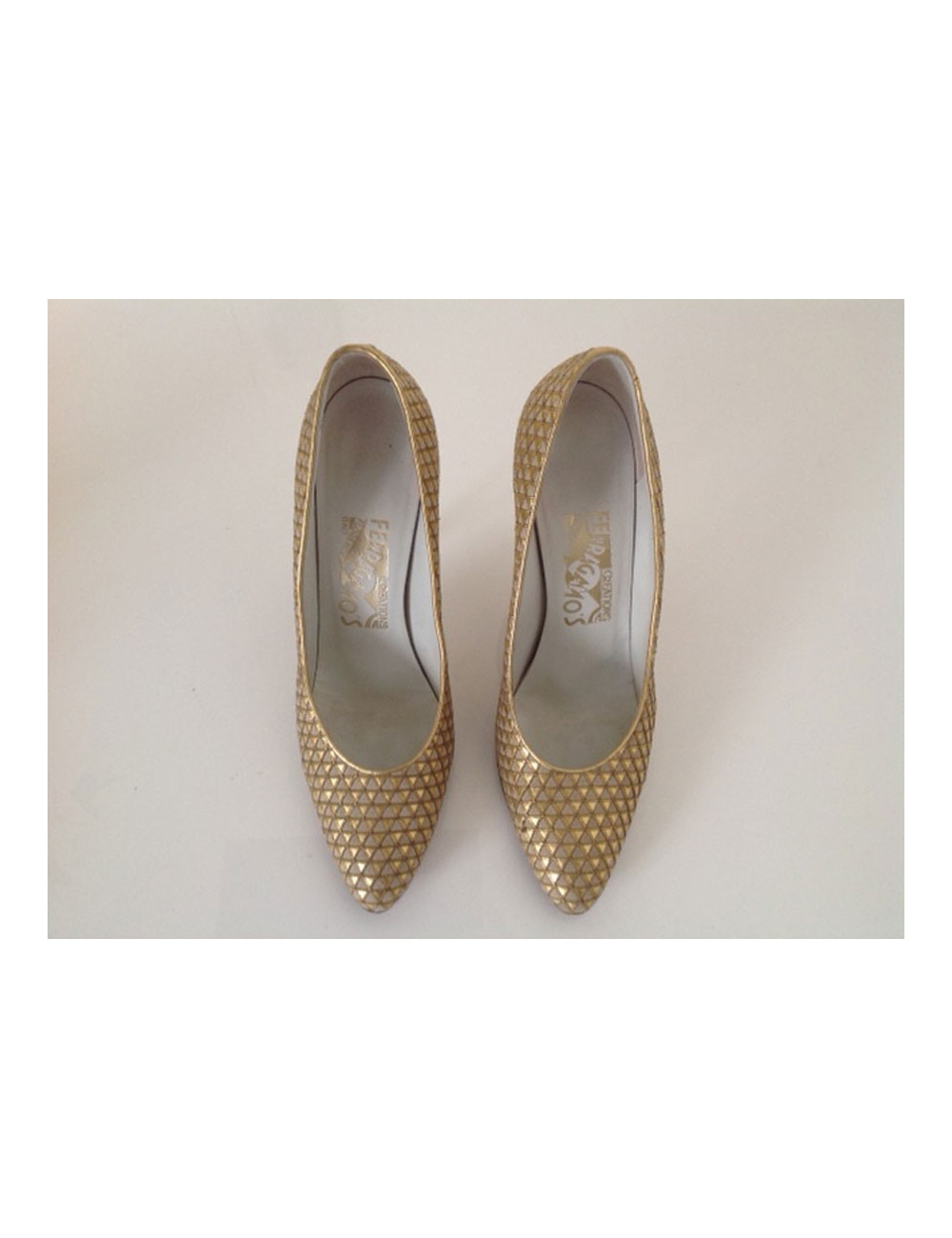 Ecarpins FERRAGAMO créations t37.5 brodés or