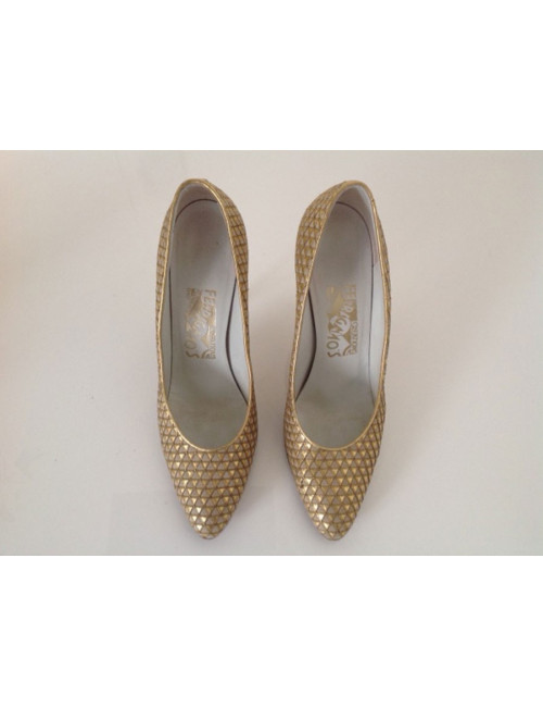 Ecarpins FERRAGAMO créations t37.5 brodés or