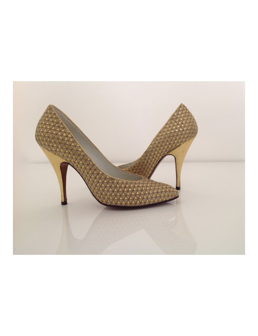 Ecarpins FERRAGAMO créations t37.5 brodés or