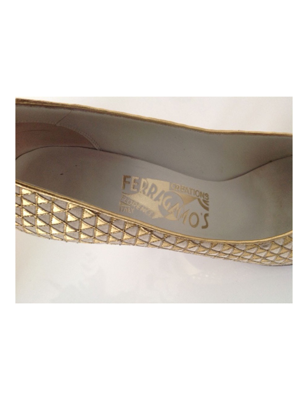 Ecarpins FERRAGAMO créations t37.5 brodés or