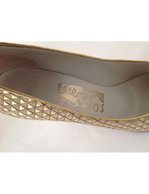 Ecarpins FERRAGAMO créations t37.5 brodés or