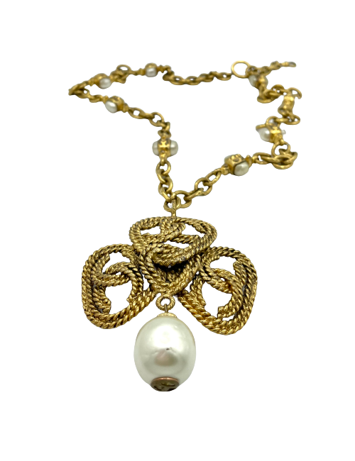 Sautoir CHANEL Vintage en métal doré et perles nacrées