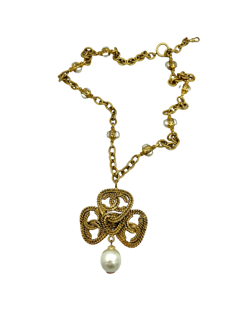 Sautoir CHANEL Vintage en métal doré et perles nacrées
