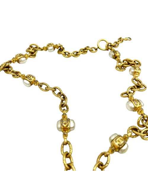 Sautoir CHANEL Vintage en métal doré et perles nacrées