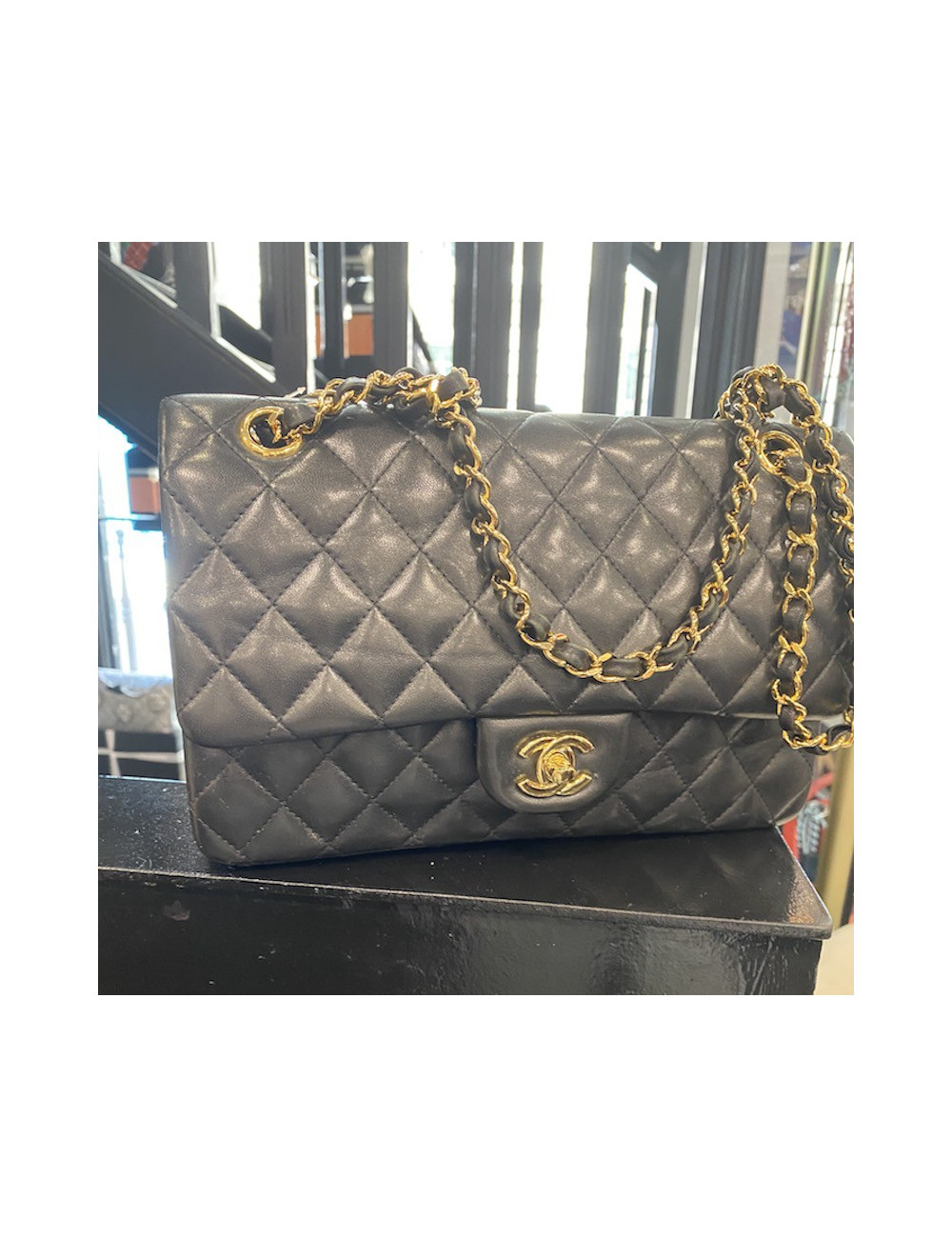 Timeless CHANEL cuir d'agneau matelassé noir