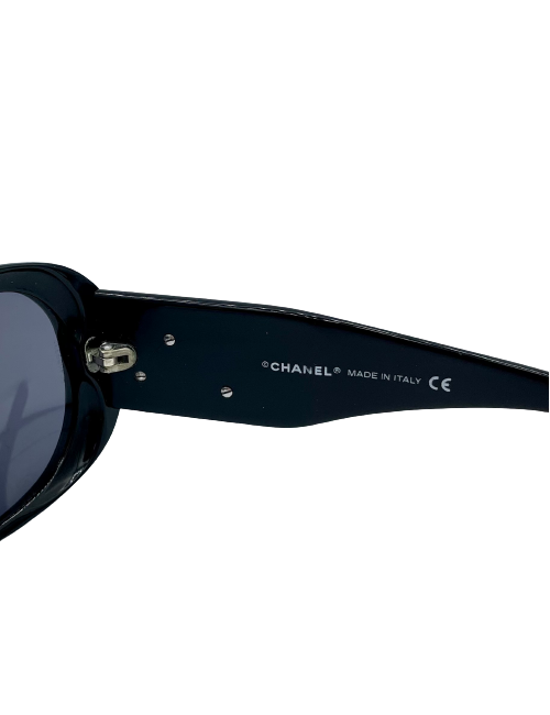 Lunettes de soleil Chanel noir camelias