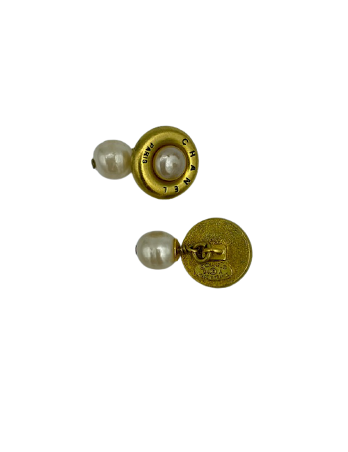 CHANEL Vintage Cufflinks in Gilt Metal and Pearl