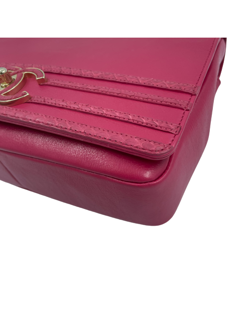 Sac CHANEL carré en cuir rose fushia liseré en python