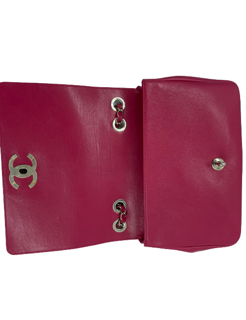 Sac CHANEL carré en cuir rose fushia liseré en python