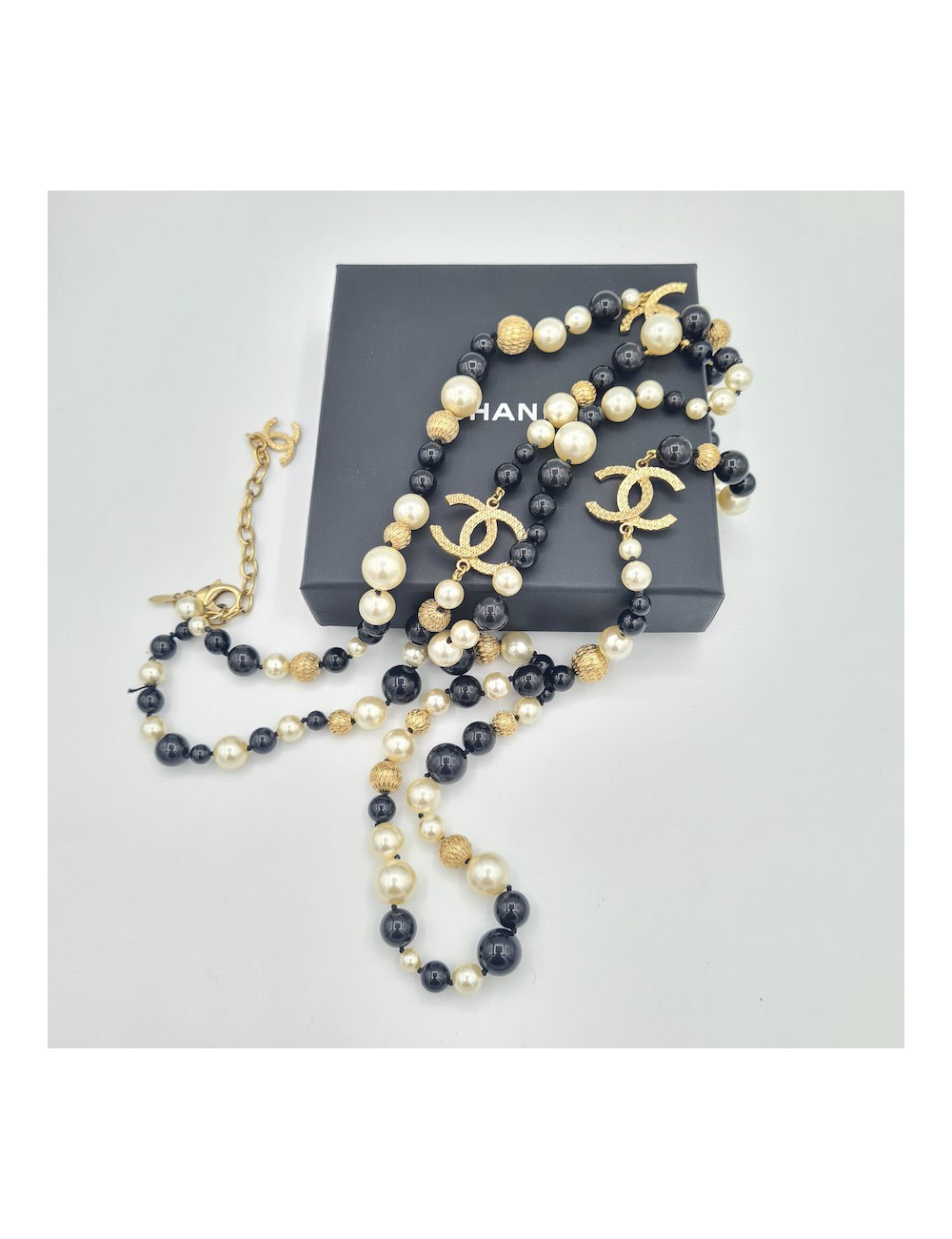 Sautoir CHANEL perles noires nacrées