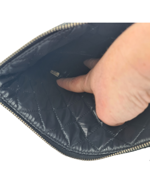 Pochette CHANEL matelassé perforée noire