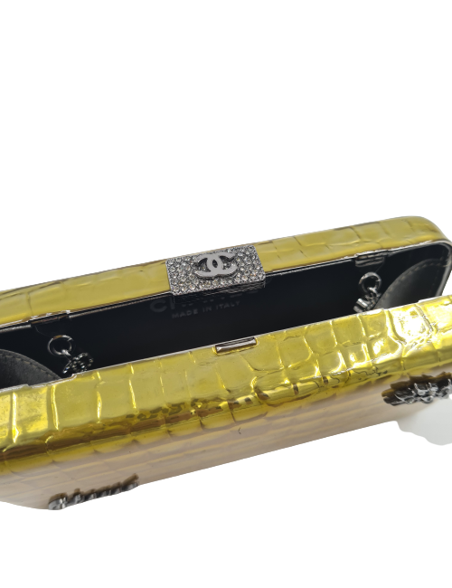 CHANEL Minaudière jaune effet crocodile 