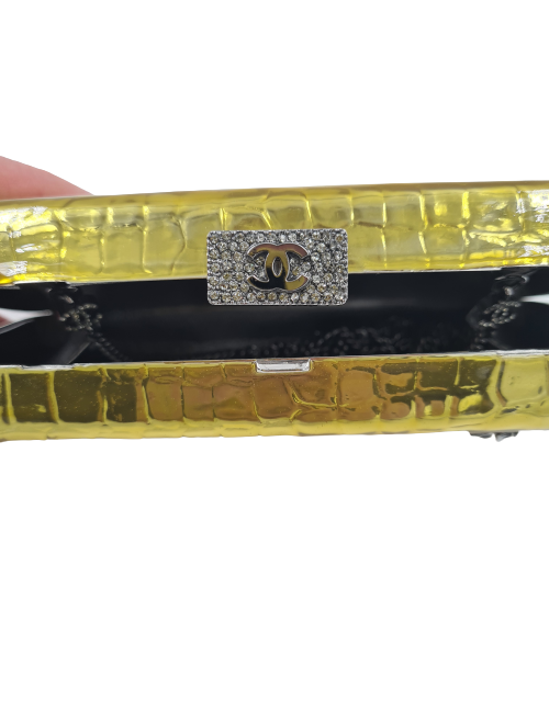 Minaudière CHANEL effet crocodile jaune