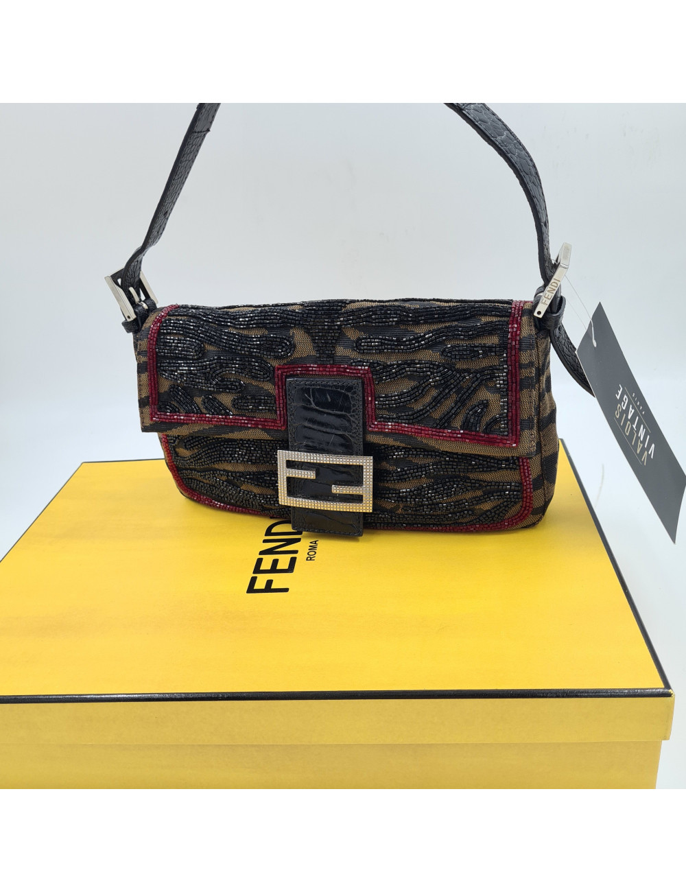 Baguette FENDI monogramme brodée