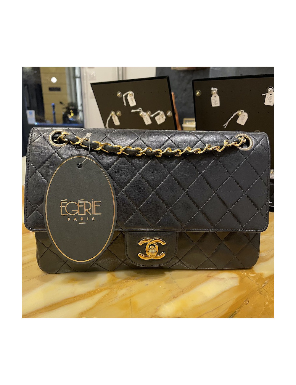 Timeless CHANEL cuir noir 