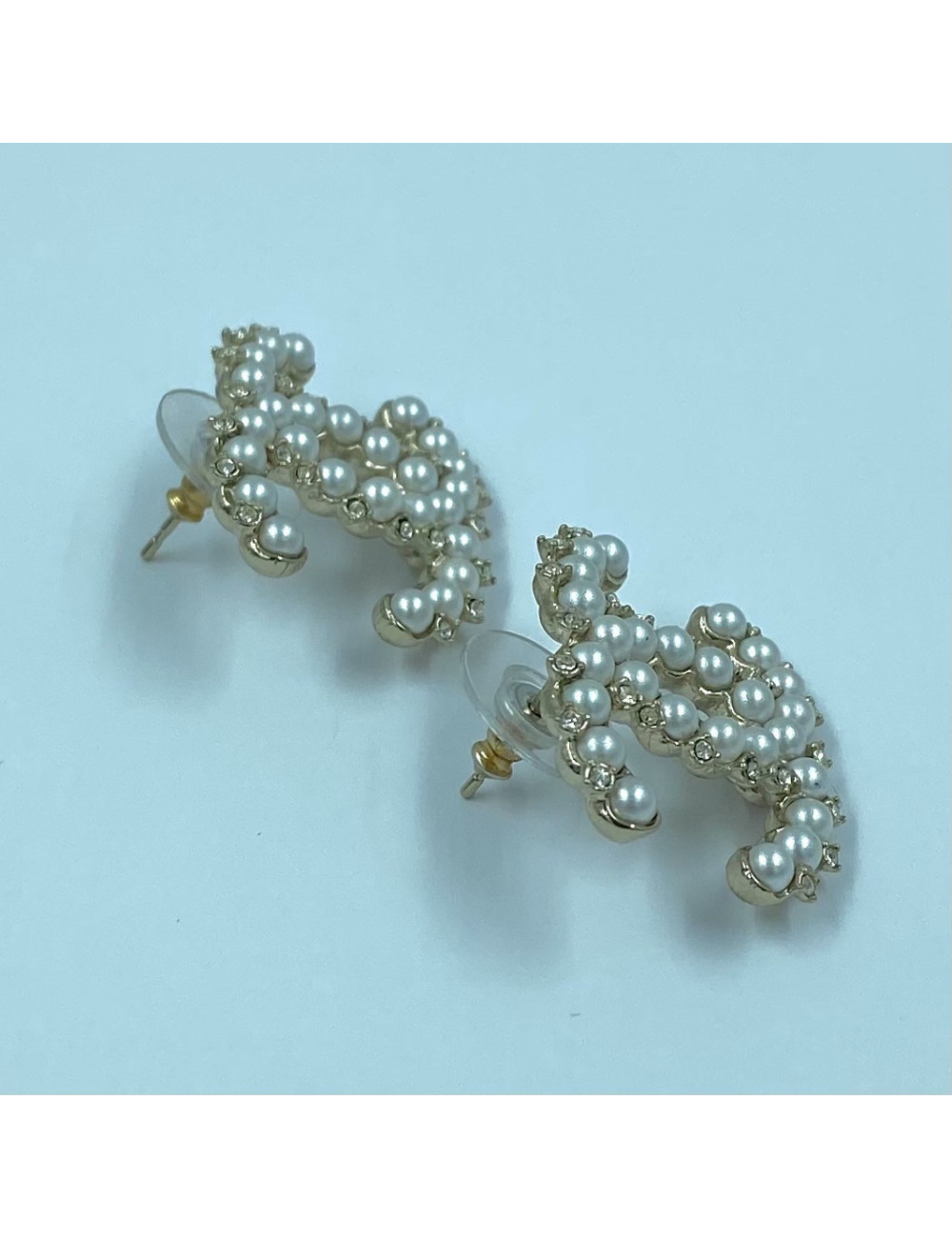 Grands clous d'oreilles CHANEL perles nacrées