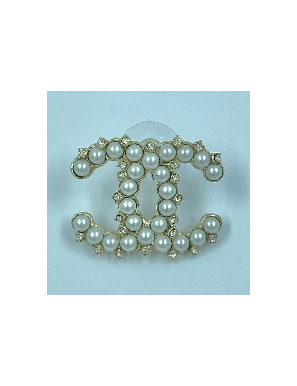 Grands clous d'oreilles CHANEL perles nacrées