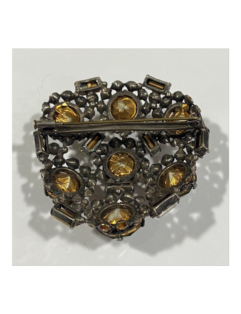 Broche sertie de cabochons verts et baguettes cristal