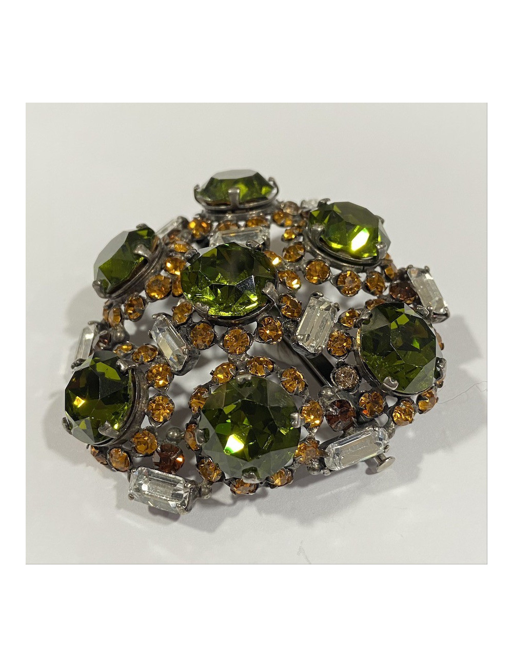 Broche sertie de cabochons verts et baguettes cristal