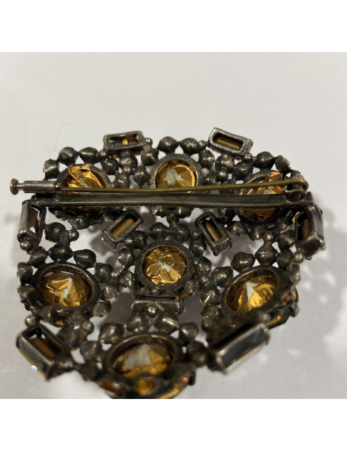 Broche sertie de cabochons verts et baguettes cristal