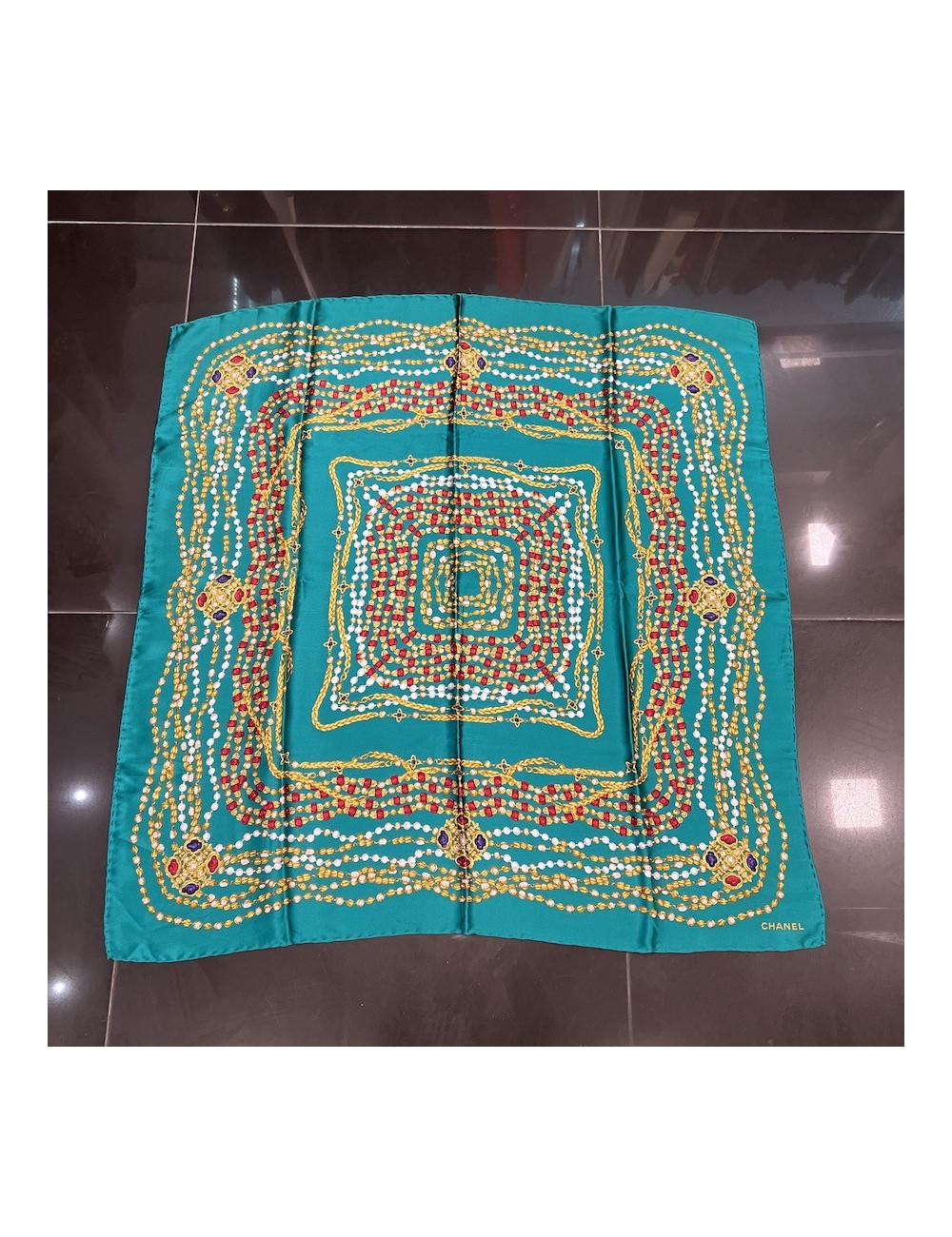 A NETTOYER Carré Chanel bijoux
