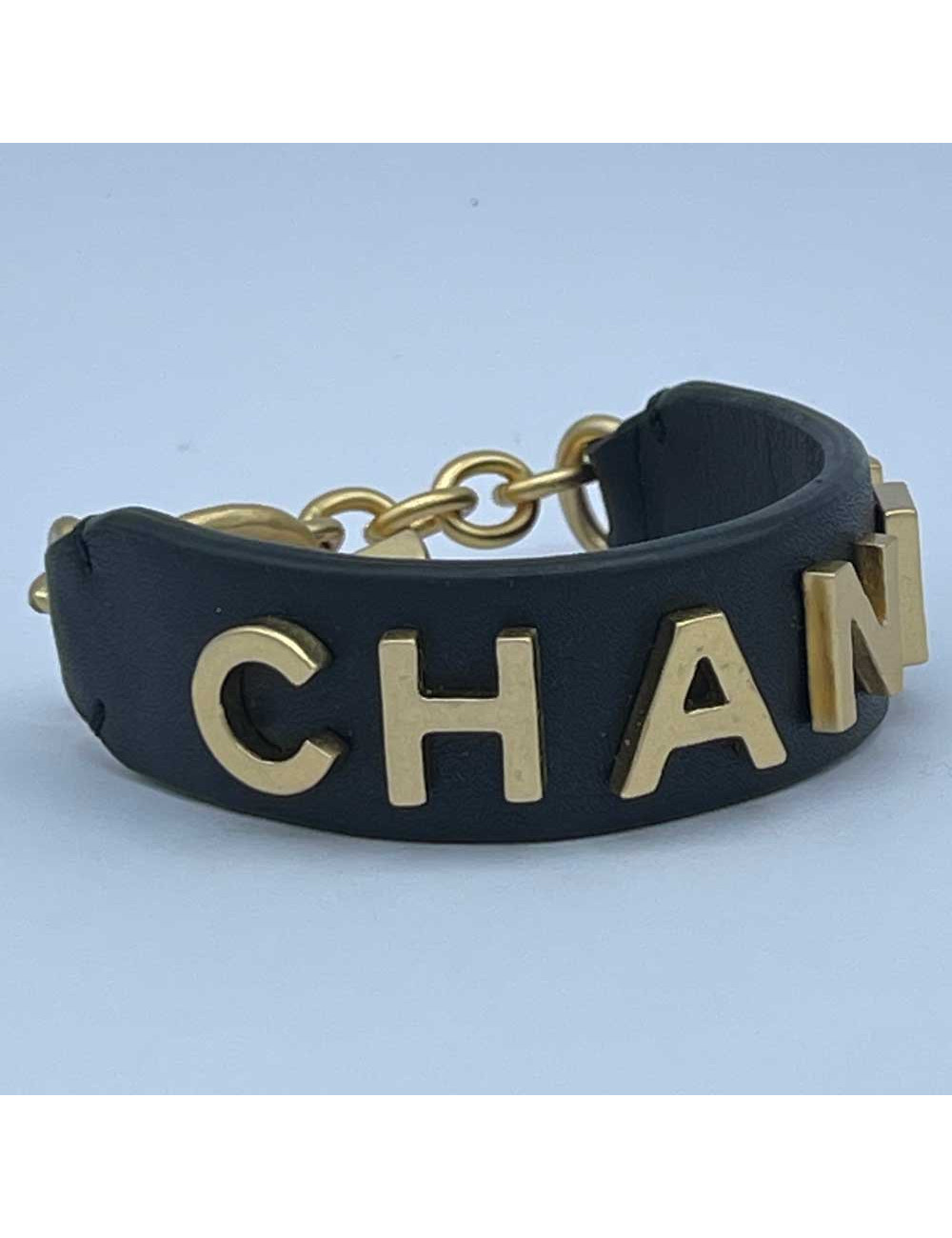 Bracelet C H A N E L. CHANEL doré
