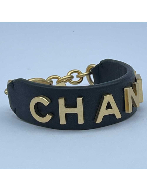 Bracelet C H A N E L. CHANEL doré