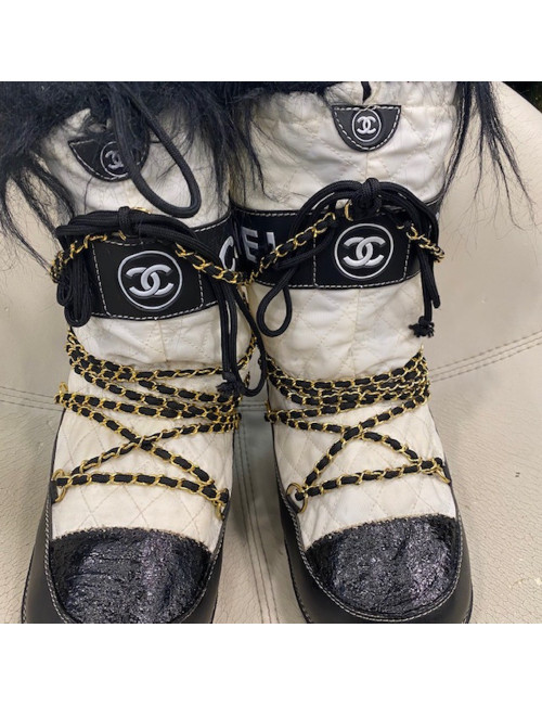 Bottes après-ski Chanel noires et blanches chaînes dorées