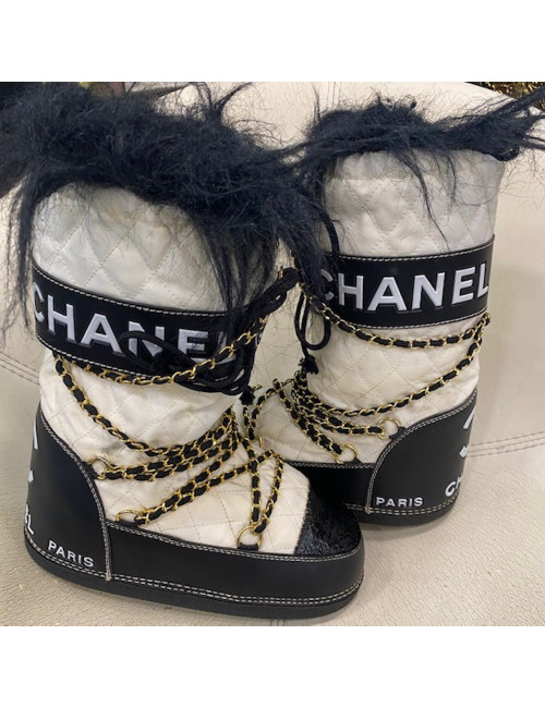 Bottes après-ski Chanel noires et blanches chaînes dorées