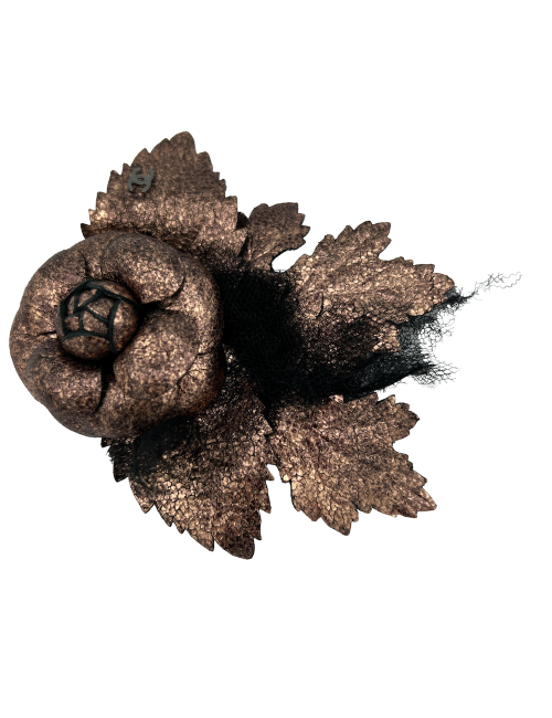Broche CHANEL cuir moiré