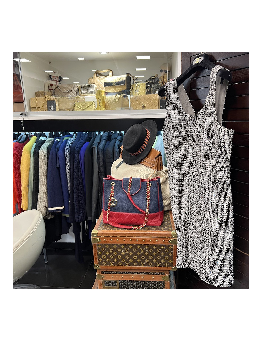 Robe T 42 CHANEL tweed blanche et fils noirs et sequins multicolores