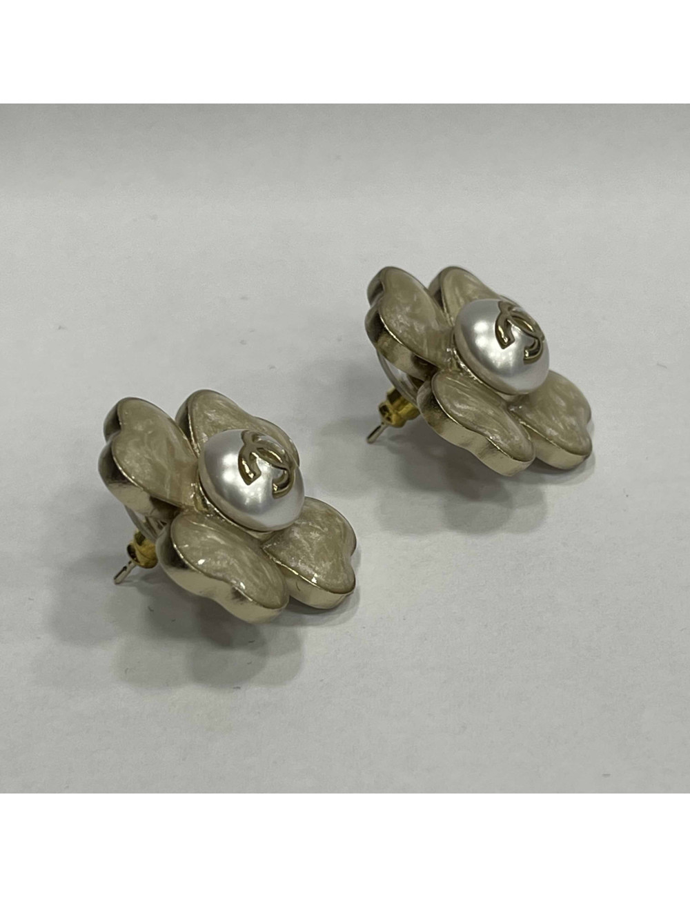 Boucles d'oreille CHANEL fleur émaillée