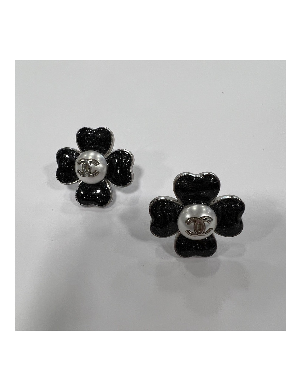 Clous trèfle CHANEL émaillé noir