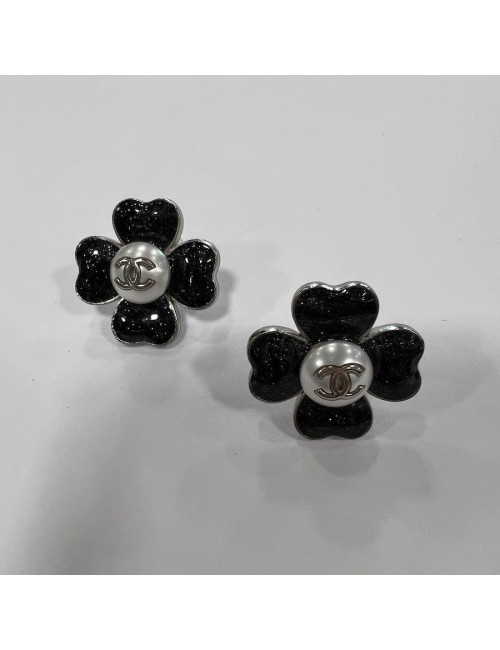 Clous trèfle CHANEL émaillé noir