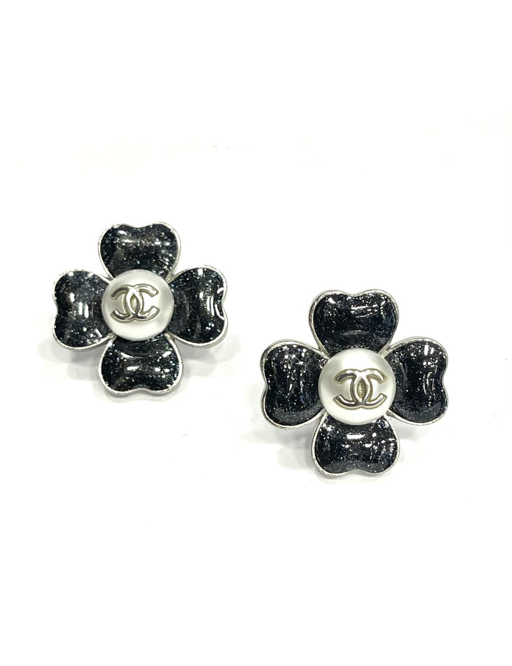 Clous trèfle CHANEL émaillé noir