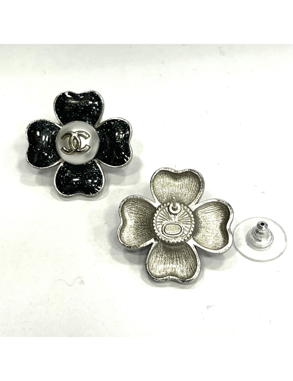 Clous trèfle CHANEL émaillé noir