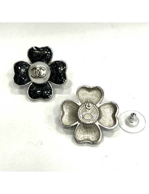 Clous trèfle CHANEL émaillé noir