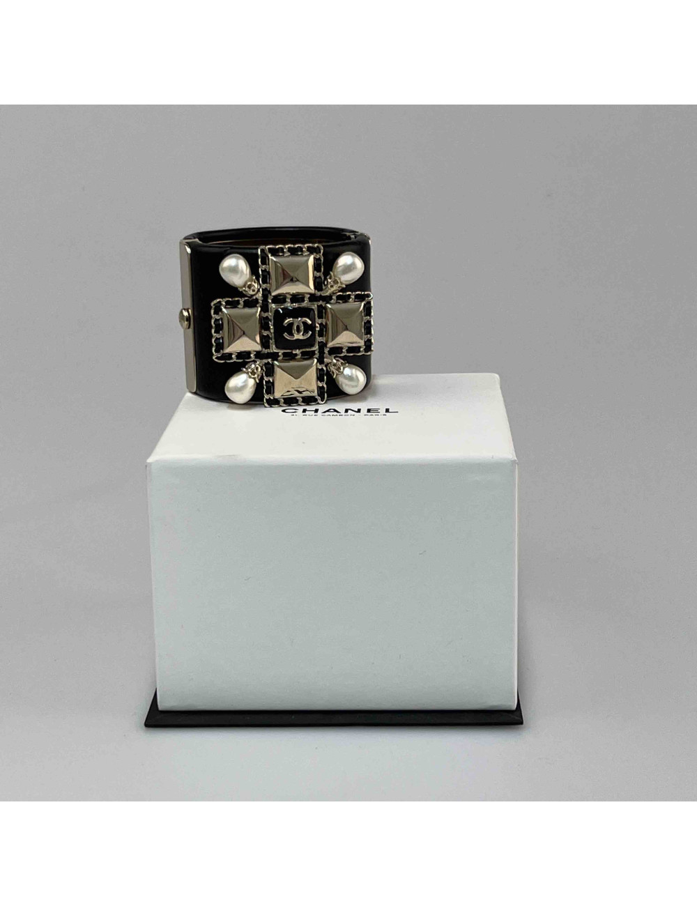 Manchette CHANEL cuir noir 