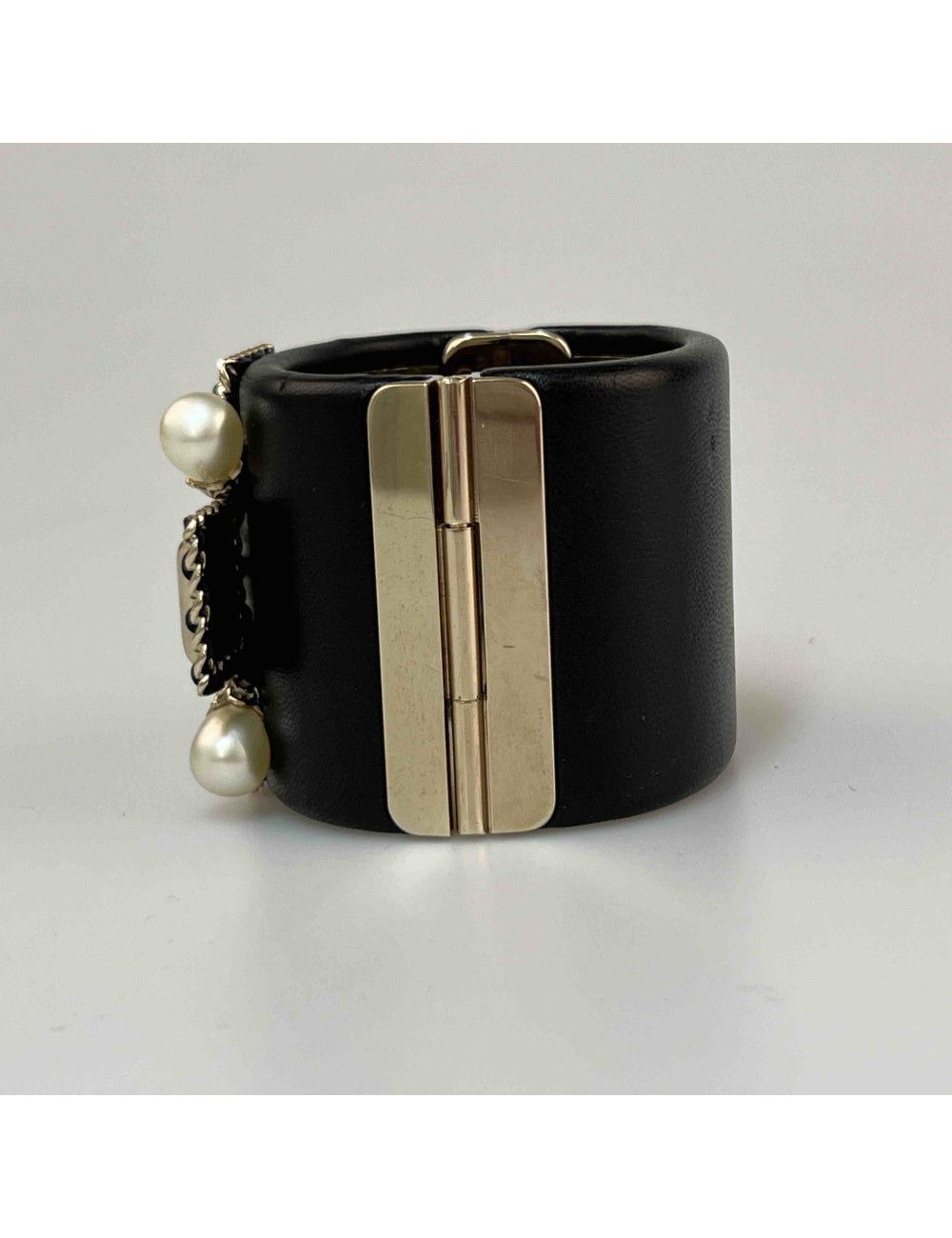 Manchette CHANEL cuir noir 